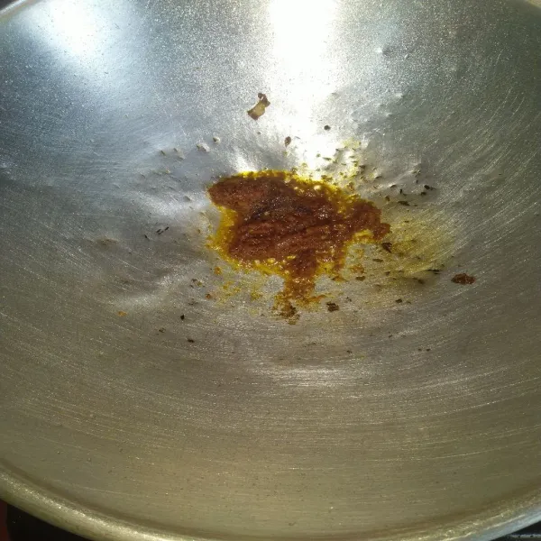 Panaskan minyak goreng, tumis bumbu sampai matang dan harum.