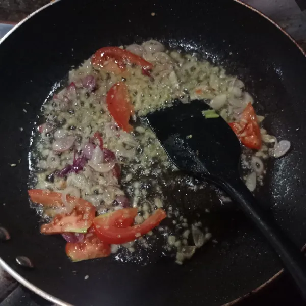 Tumis irisan bawang merah, bawang putih, dan tomat sampai matang