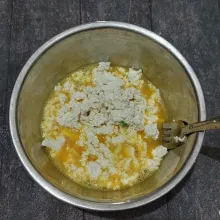 Tambahkan bumbu kaldu bubuk, garam dan merica, aduk rata lalu masukkan tahu putih yang sudah dihancurkan. Aduk rata.