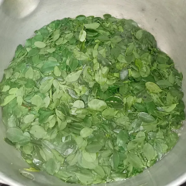 Masukkan sayur kelor.