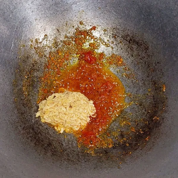 Masukan rebon, masak hingga rebon agak kering/ berubah warna.