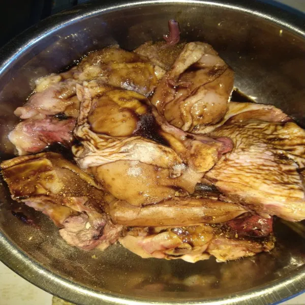 Marinasi ayam dengan kecap ikan, lada hitam dan bubuk ketumbar. Aduk rata. Marinasi minimal 30 menit.
