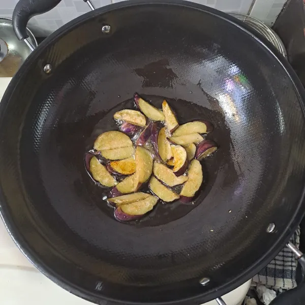 Goreng terong hingga agak layu