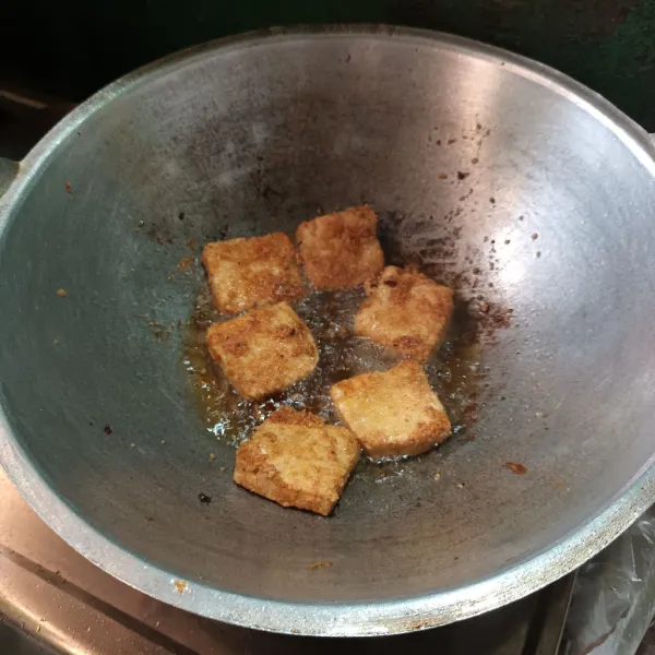 Panaskan minyak, lalu goreng tahu sampai matang berwarna kuning kecokelatan.