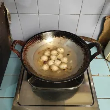 Tambahkan air, masak hingga mendidih.