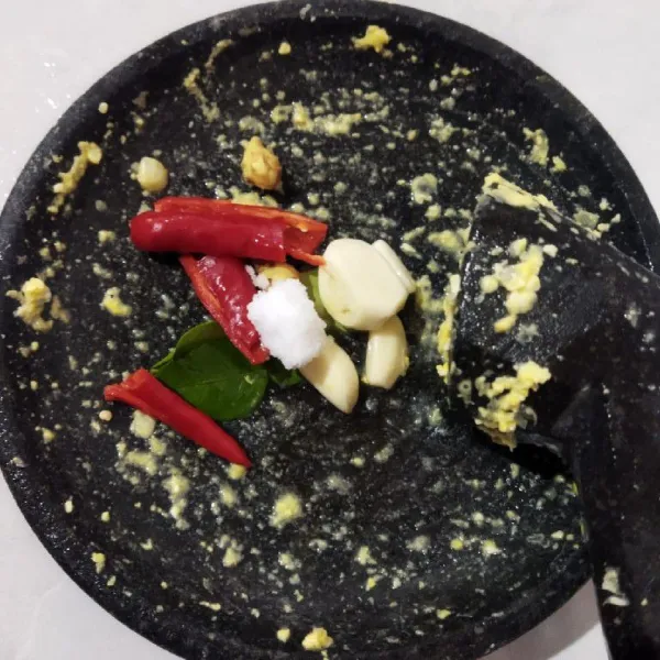 Uleg sampai halus bumbunya.