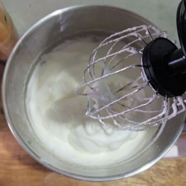 Adonan meringue, kocok putih telur hingga setengah mengembang, lalu masukkan cream of tartar dan gula pasir sedikit demi sedikit. Kocok sampai soft peak.