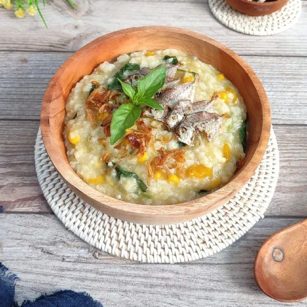 Sajikan bubur tinutuan dengan pelengkap selagi hangat. Tekstur kelembutan bubur sesuaikan dengan selera.