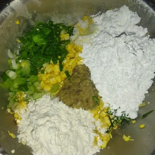 Tambahkan bumbu halus, garam, kaldu bubuk, daun bawang, daun jeruk, tepung beras dan tepung terigu.