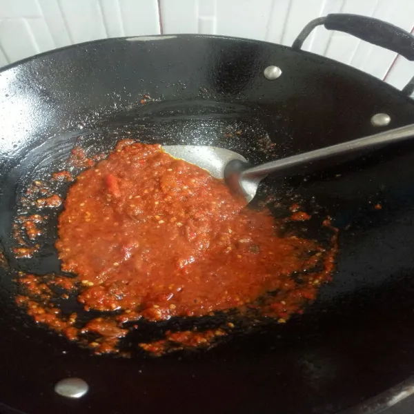 Panaskan minyak, tumis bumbu sambal hingga matang.