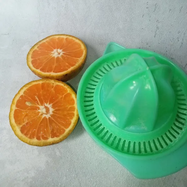 Belah jeruk dan peras ambil airnya.