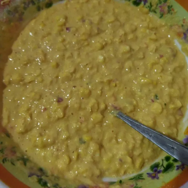 Aduk rata, test rasa lalu goreng sampai matang kekuningan.