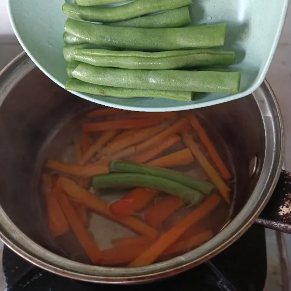 Masukkan buncis terus masak selama 4 menit.