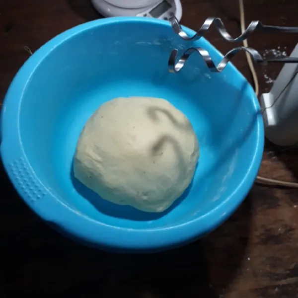 Tambahkan margarin dan garam, uleni dengan mixer spiral selama 20 menit. Bulatkan adonan dan taburi tipis tepung terigu.