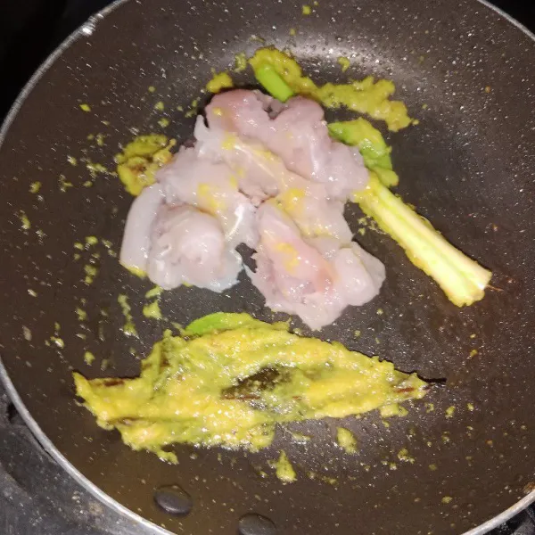 Masukan ikan fillet lalu aduk sampai ikan berubah warna.