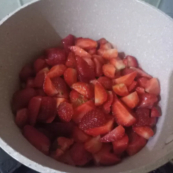 Masukkan strawberry ke dalam sauce pan, masak dengan api kecil hingga strawberry mulai meleleh mengeluarkan air.