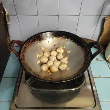 Masukkan bakso ayam wortel.