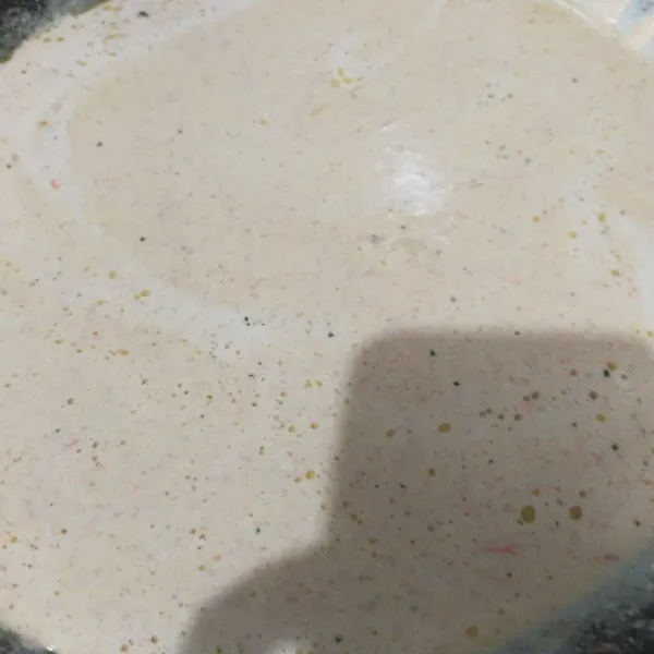 Kemudian blender kacang bersama dengan bumbu hingga halus. Masak dalam wajan. Beri air, tambahkan garam, gula merah dan kaldu bubuk. Masak hingga mengental tapi jangan terlalu menyusut. Tambahkan kecap manis dan tes rasa. Angkat