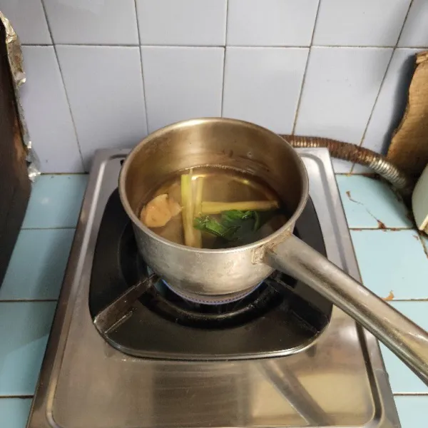 Masukkan jahe, serai dan daun pandan. Rebus hingga tercium aroma rempahnya.