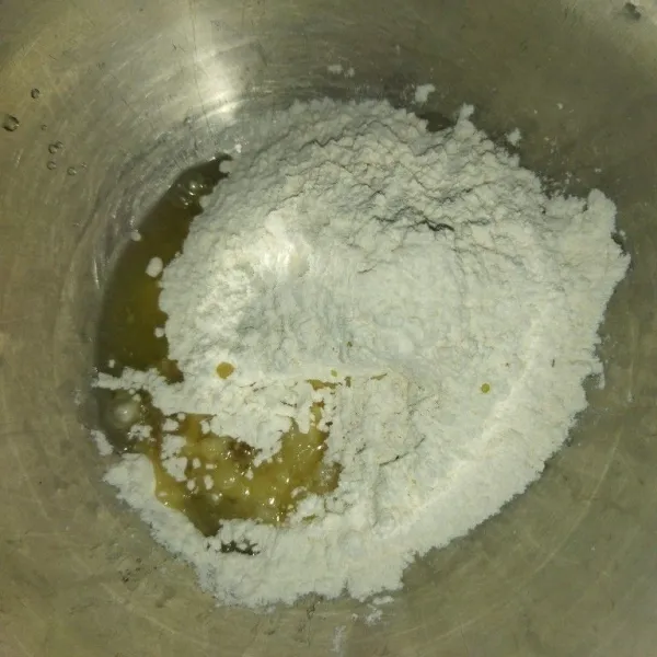 Kulit : Masukkan tepung terigu, minyak goreng dan garam. Aduk rata, tambah air, lalu aduk lagi hingga tercampur rata.