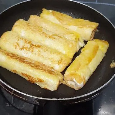 Panaskan margarin kemudian goreng roti hingga matang.