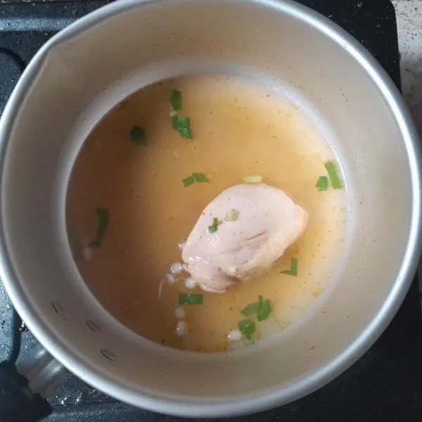 Masukkan bumbu mie goreng dan irisan daun bawang. Koreksi rasanya. Suwir-suwir daging ayamnya.