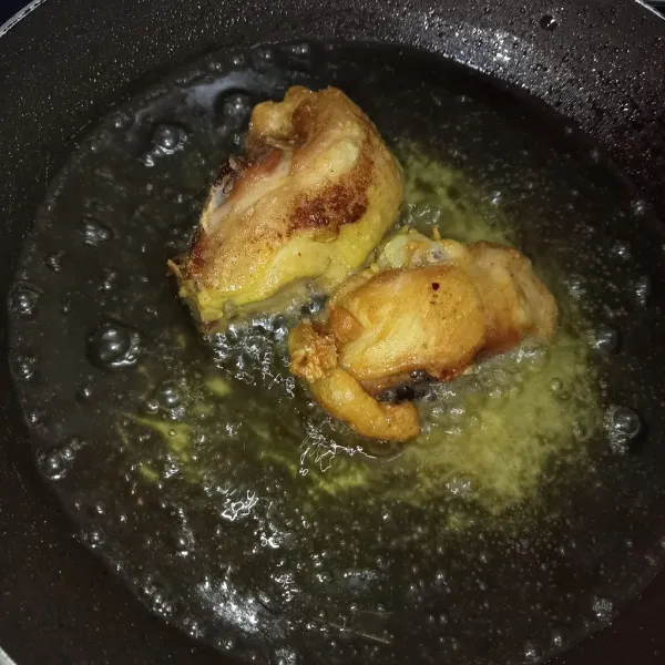 Panaskan minyak lalu masukkan ayam, goreng ayam hingga matang kuning keemasan. Tiriskan.