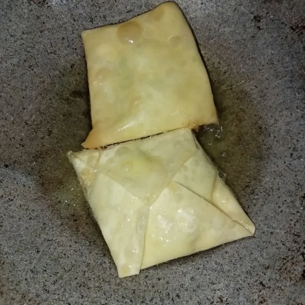 Panaskan minyak secukupnya lalu masukkan martabak dan goreng hingga kuning keemasan. Tiriskan.