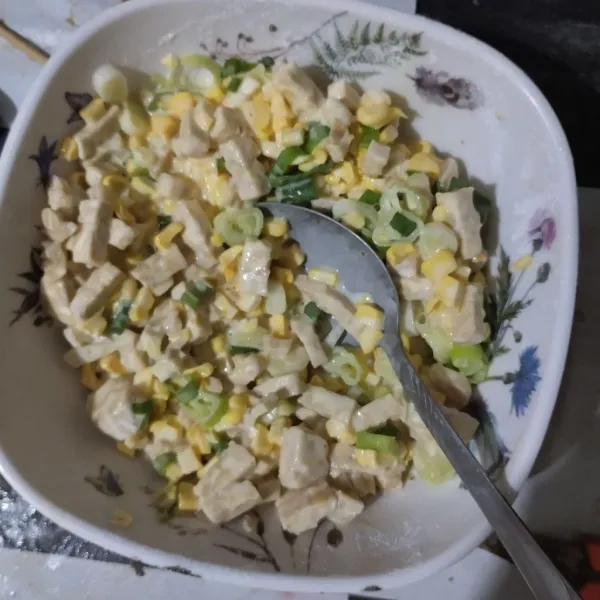 Masukkan jagung, tempe dan daun bawang. Aduk rata.