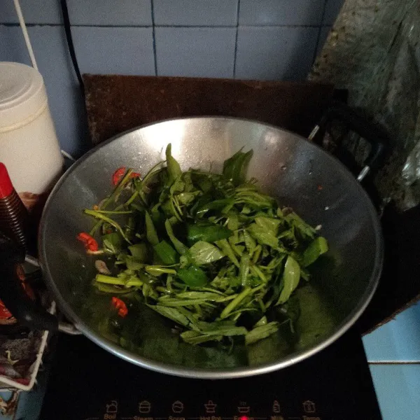 Kemudian masukkan daun kangkung.