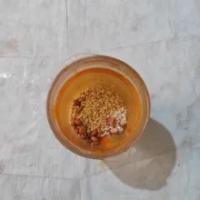 Blender kacang mete dan kacang tanah hingga halus. Sisihkan.