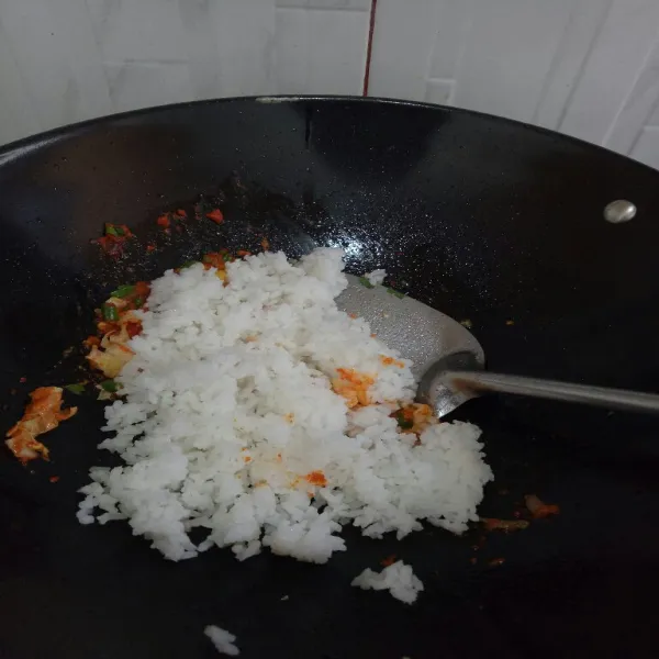 Masukkan nasi putih, aduk hingga rata.