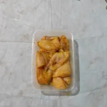 Marinasi ayam minimal satu jam dalam suhu ruang. Sisihkan.