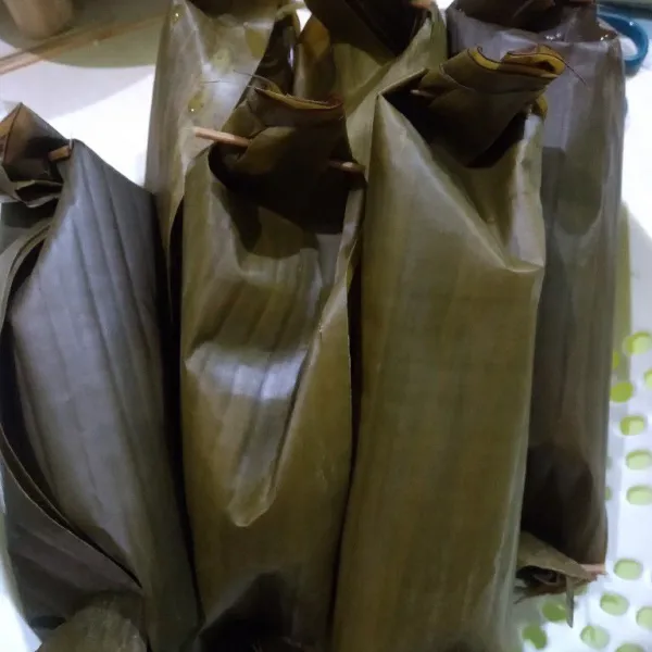 Angkat dan tiriskan agar air di lontong semua turun, baru potong-potong dan sajikan.
