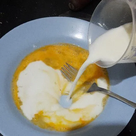 Campurkan susu, telur dan vanila aduk rata.