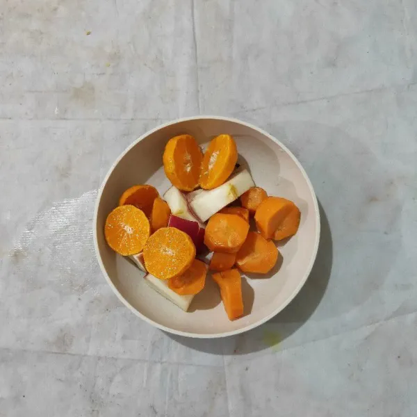 Cuci bersih wortel, apel dan jeruk.