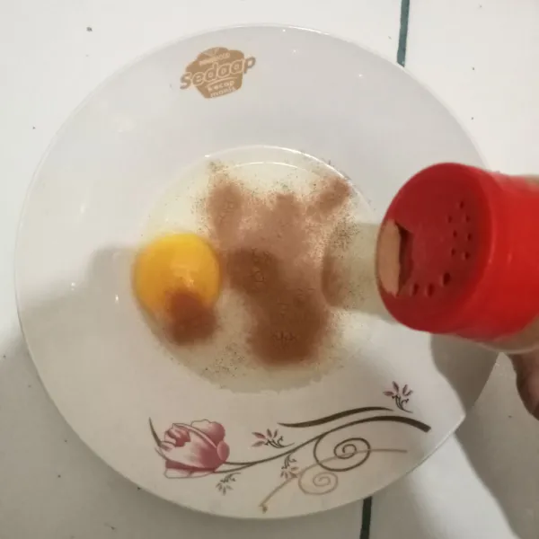 Campurkan telur dan cinnamon powder, lalu aduk rata.
