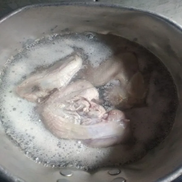 Pertama masak air dalam panci hingga mendidih, kemudian rebus ayam sampai empuk. Buang airnya dan tiriskan dalam wadah sampai suhu ruang.