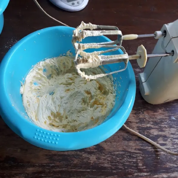 Mixer margarin dengan kecepatan tinggi hingga pucat (3 menit), sisihkan.