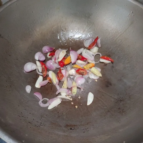 Tumis bawang putih, bawang merah dan cabe rawit. Hingga harum.