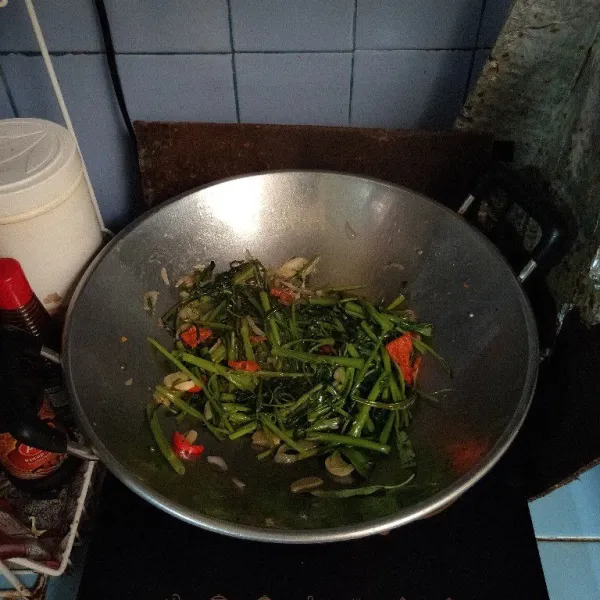 Aduk hingga tercampur rata. Masak hingga matang dan bumbu meresap.