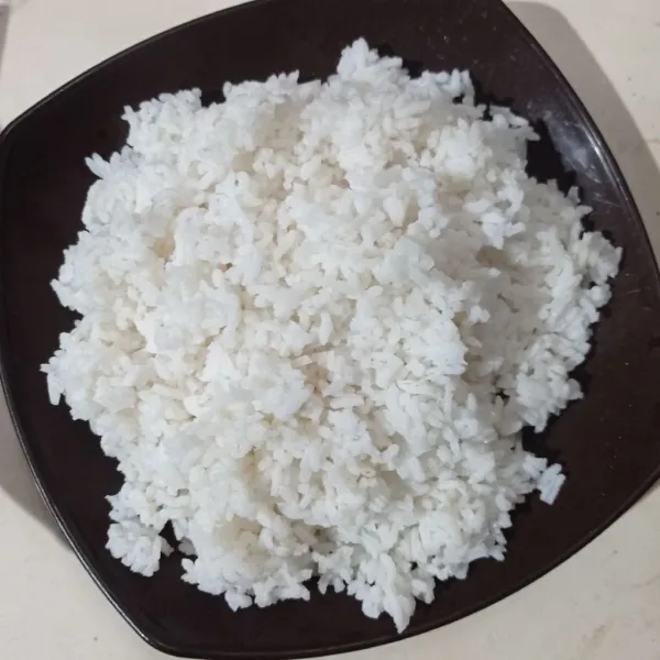 Siapkan nasi putih yang tidak lembek.