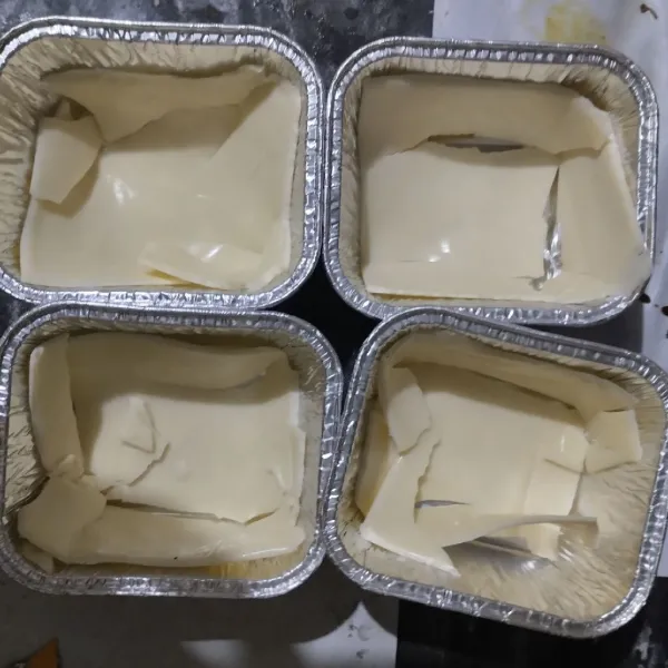 Tata keju slices dalam alumunium foil.