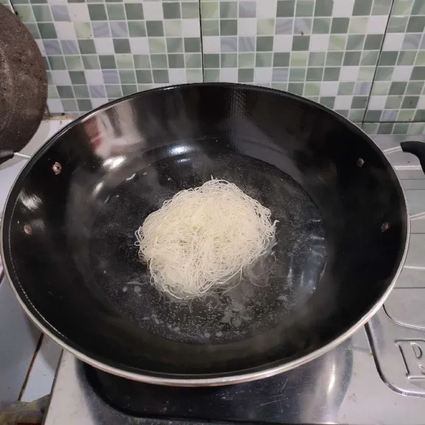 Rebus sebentar bihun dengan air panas hingga sedikit lembek, lalu tiriskan.
