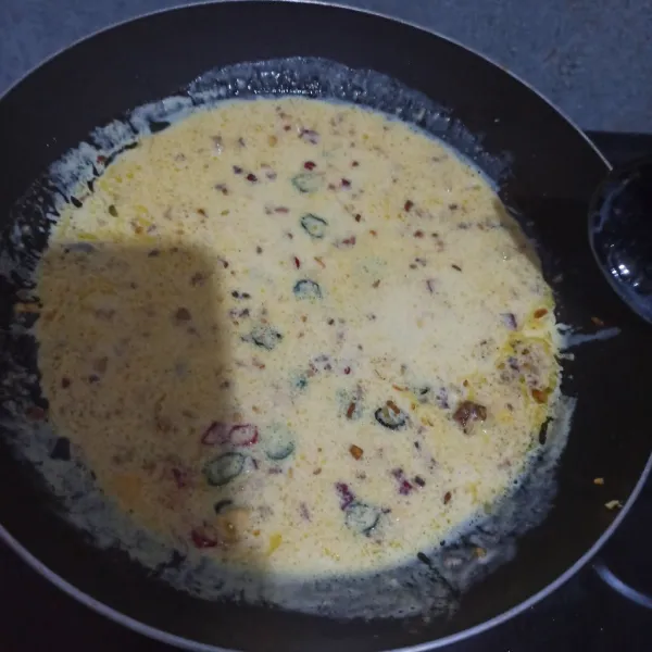 Masukkan kuning telur aduk sampai berbusa. Lalu masukkan susu dan bahan saus lainnya. Tes rasanya.