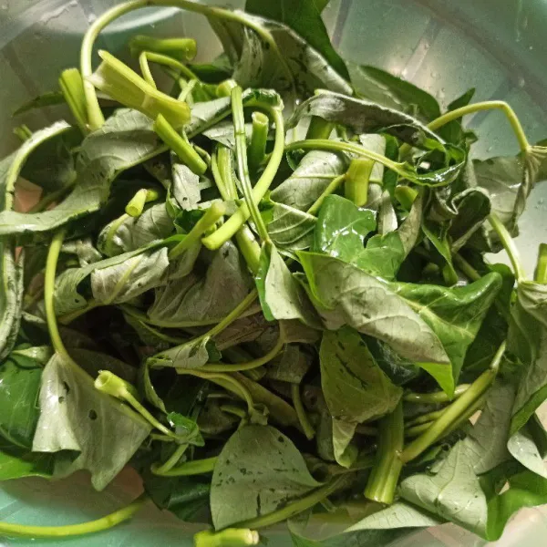 Potong-potong kangkung dan cuci sampai bersih.