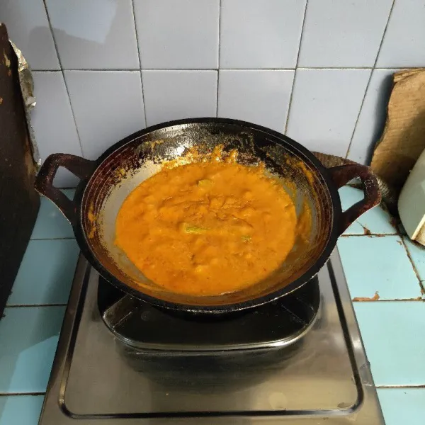 Masak dengan api kecil hingga mengental. Sisihkan.