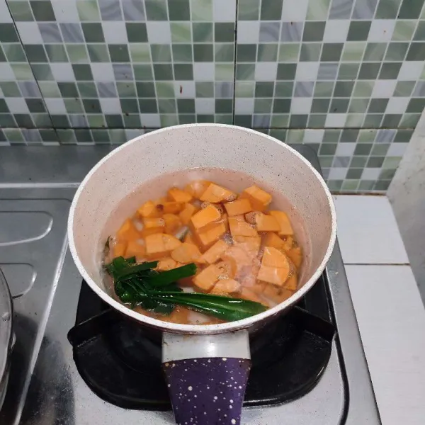 Kemudian masukkan ubi oranye. Masak hingga setengah empuk.