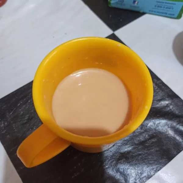 Campur air teh dan susu, aduk rata.