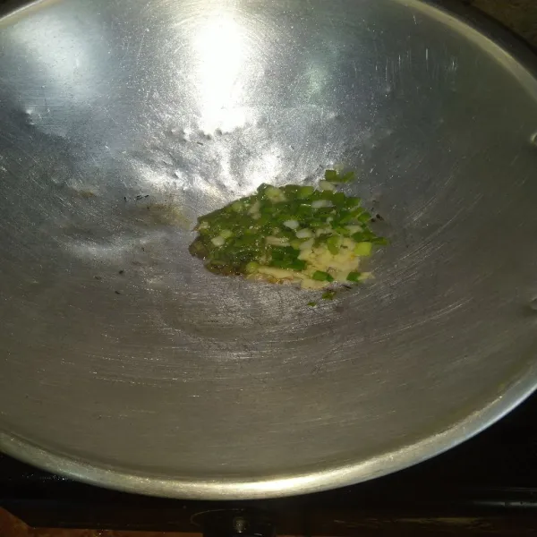 Panaskan minyak goreng, tumis bawang putih kemudian masukkan daun bawang. Tumis sampai harum.